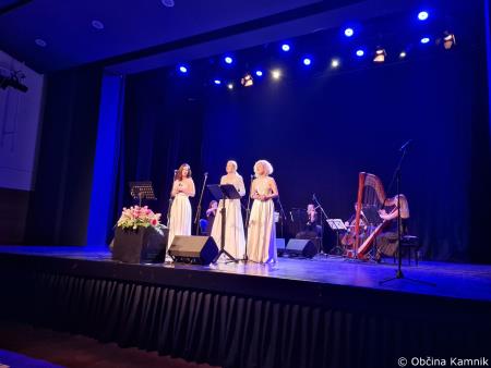 Koncert pesmi, spominov, obujenih na Zimski večer s pevskim triom Katrinas in godalnim kvartetom Feniks (2)